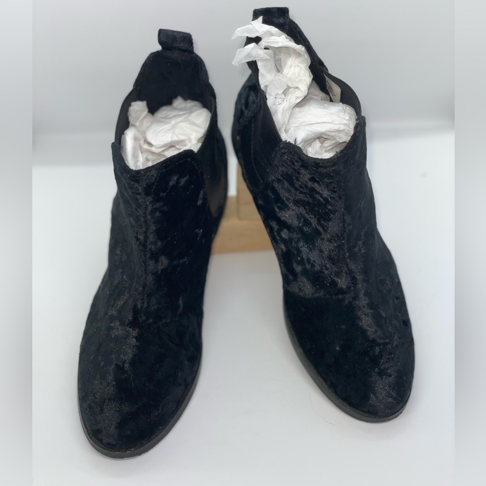 Women’s Size 7 Black Crushed Velvet TOMS Chelsea Boot